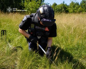 На Бердичівщині сапери ДСНС знешкодили артилерійський снаряд, знайдений біля дороги