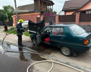 Раптове займання на дорозі: у Бердичеві вогнеборці рятували автомобіль від знищення полум’ям