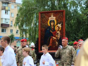 Ватикан разом із Україною: посланець Папи передав слова підтримки тисячам прочан у Бердичеві