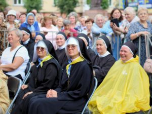 Ватикан разом із Україною: посланець Папи передав слова підтримки тисячам прочан у Бердичеві