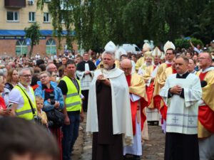 Ватикан разом із Україною: посланець Папи передав слова підтримки тисячам прочан у Бердичеві