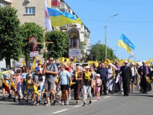 Ватикан разом із Україною: посланець Папи передав слова підтримки тисячам прочан у Бердичеві