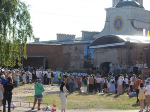 Ватикан разом із Україною: посланець Папи передав слова підтримки тисячам прочан у Бердичеві