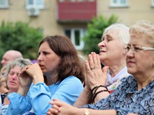 Ватикан разом із Україною: посланець Папи передав слова підтримки тисячам прочан у Бердичеві
