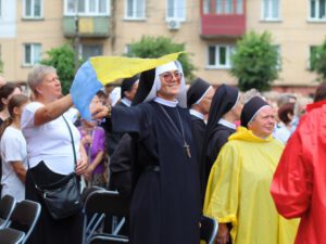 Ватикан разом із Україною: посланець Папи передав слова підтримки тисячам прочан у Бердичеві