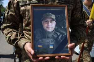 У Бердичівському районі в останню земну дорогу провели воїна Андрія Соболя