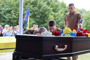 У Бердичівському районі в останню земну дорогу провели воїна Андрія Соболя