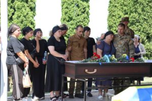 У Бердичівському районі в останню земну дорогу провели воїна Андрія Соболя