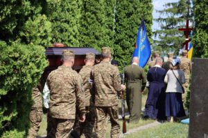У Бердичівському районі в останню земну дорогу провели воїна Андрія Соболя