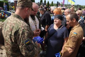 У Бердичівському районі в останню земну дорогу провели воїна Андрія Соболя